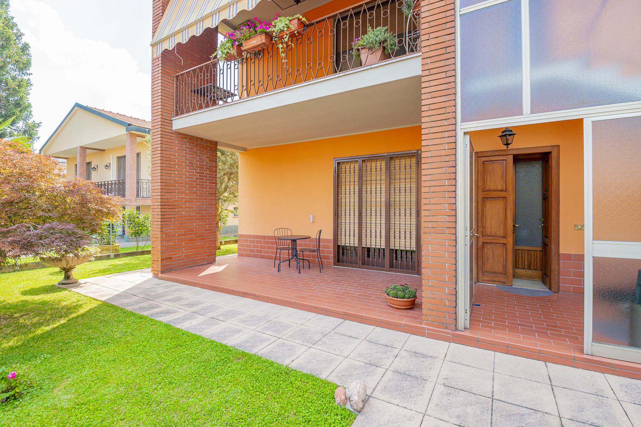 Splendida villa bifamiliare con ampio giardino